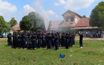 Lulus 100 Persen, Siswa SMPN 1 Lawang Kidul Rayakan dengan Sungkeman dan Siraman Damkar